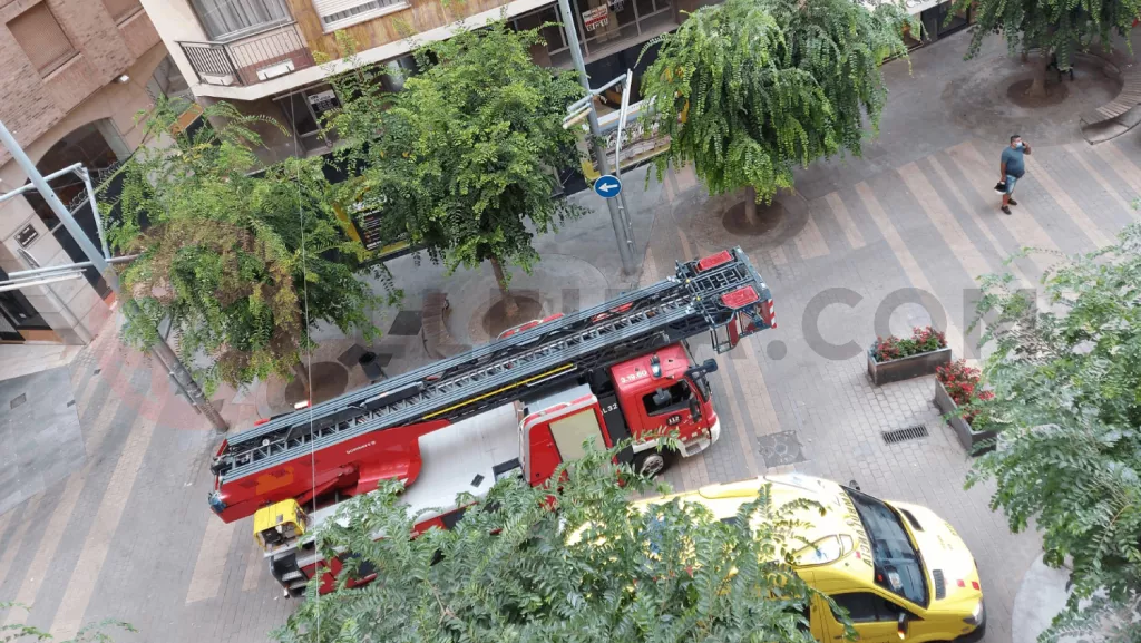 ⏯️ Els Bombers intenten accedir a un habitatge a la Zona Alta de Lleida