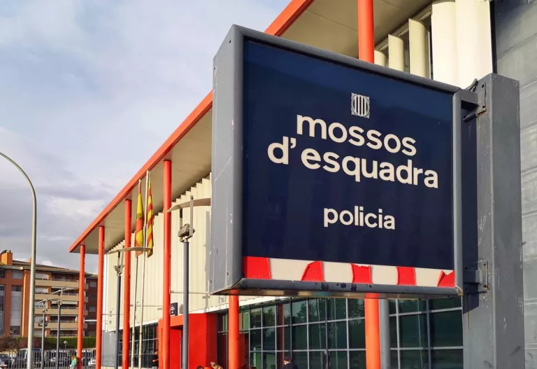 Detinguts tres homes per robar a l'interior d'un vehicle
