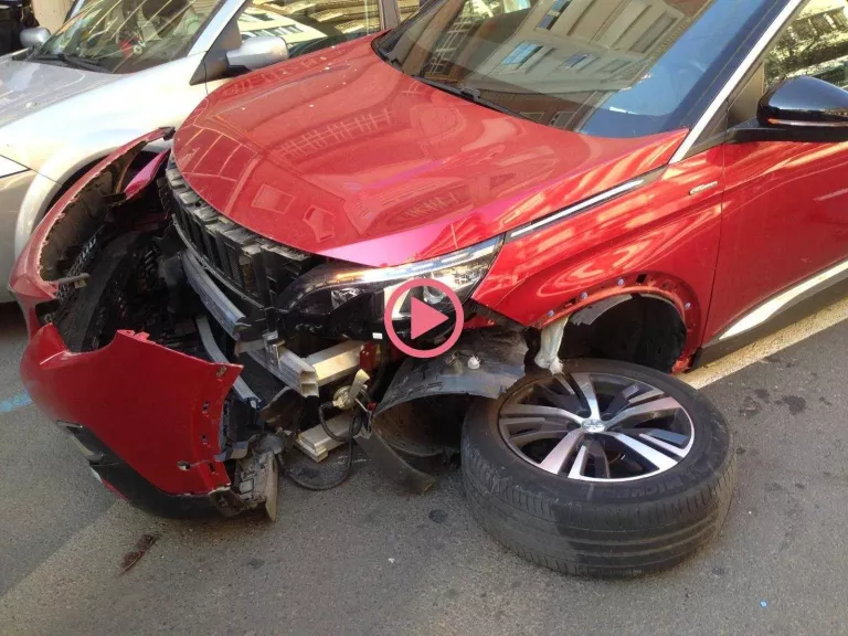 ⏯️ Forta col·lisió entre dos vehicles a Príncep de Viana