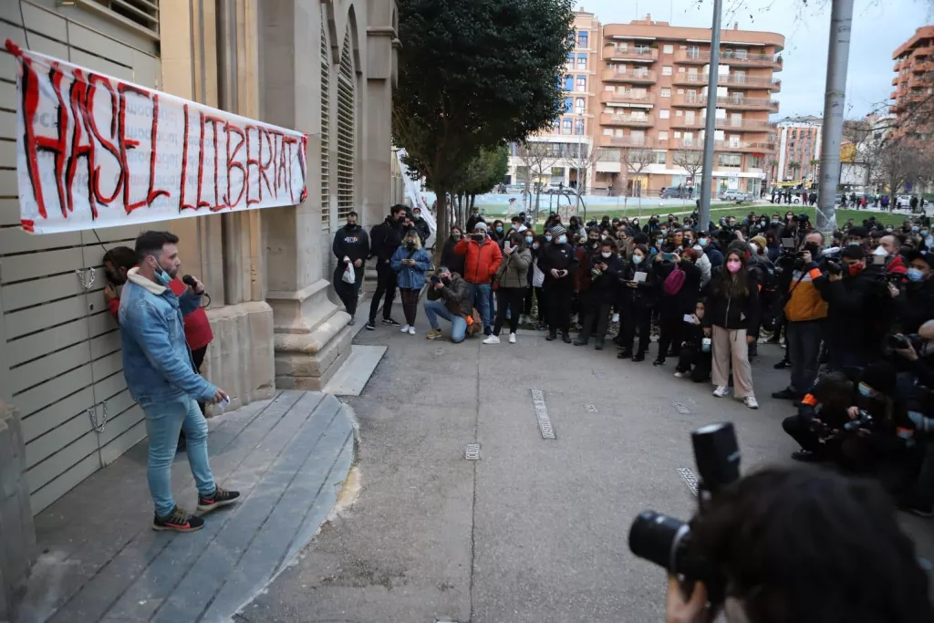 ⏯️ Manifestació en suport a Pablo Hasél davant del Rectorat, on s'ha tancat per evitar el seu empresonament