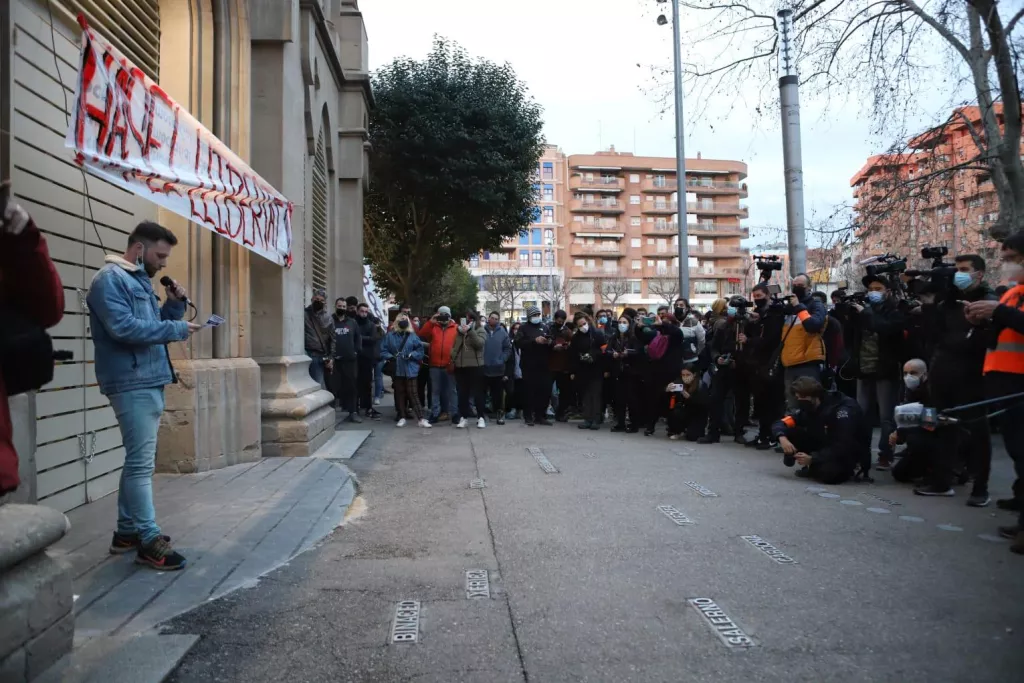 ⏯️ Manifestació en suport a Pablo Hasél davant del Rectorat, on s'ha tancat per evitar el seu empresonament