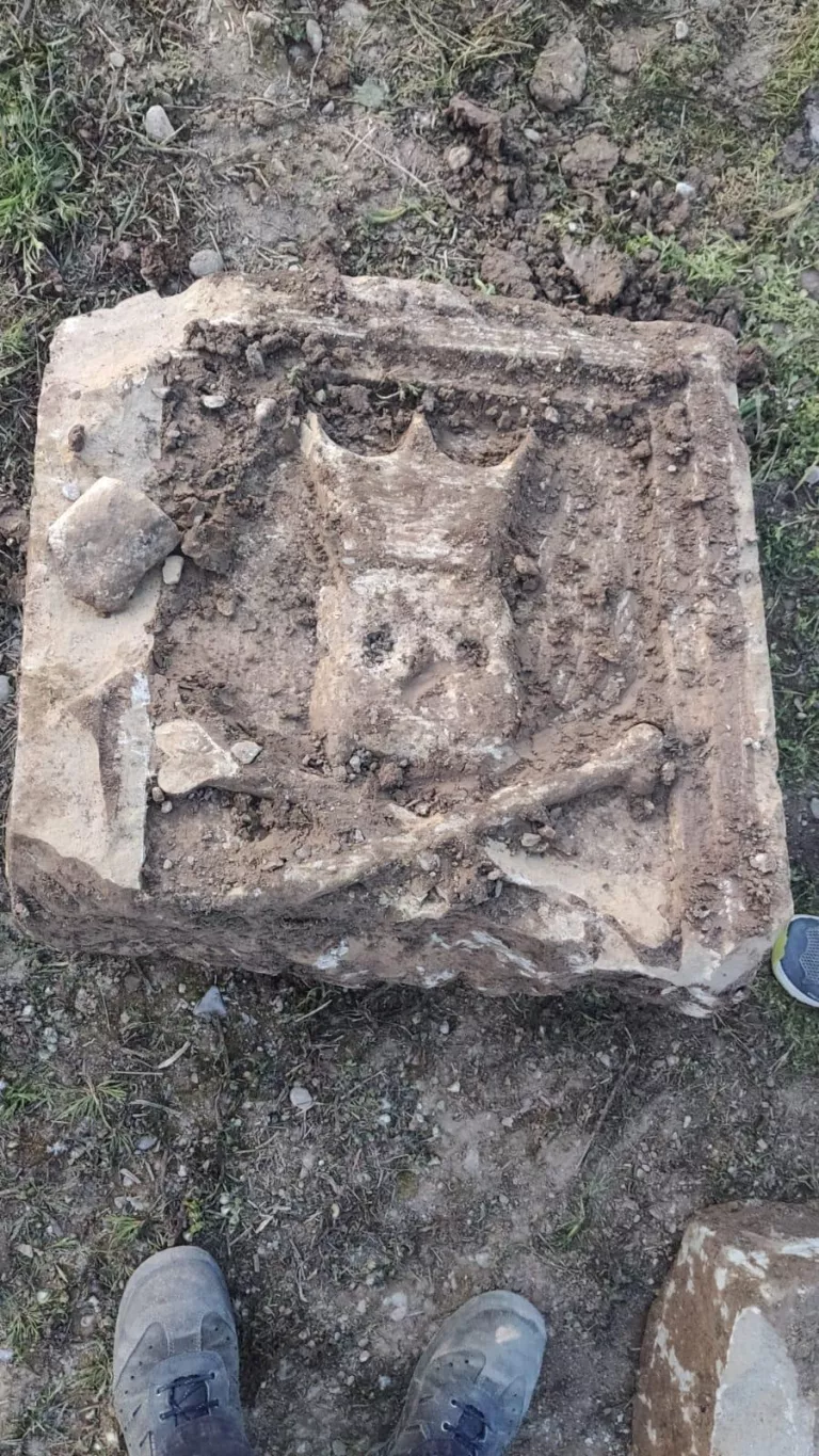 Palau descobreix sota terra unes pedres gravades
