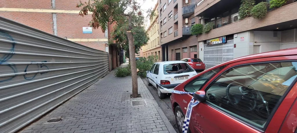 Les fortes ratxes de vent causen danys a un vehicle a Lleida