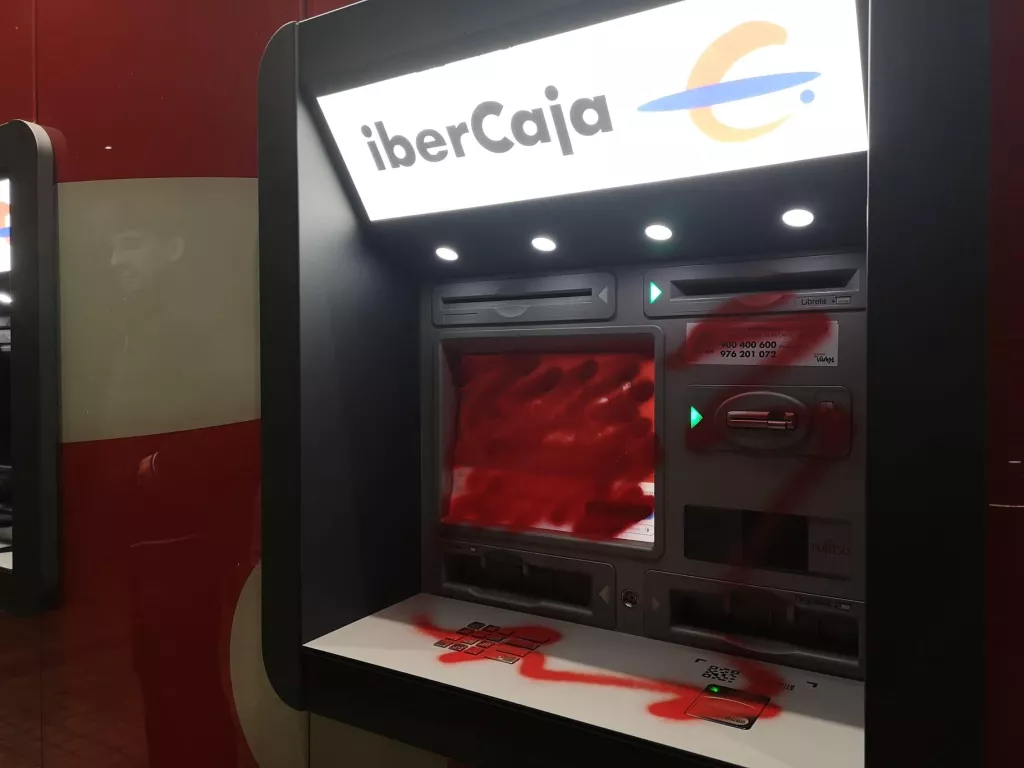 Vandalitzen diversos caixers automàtics a Lleida