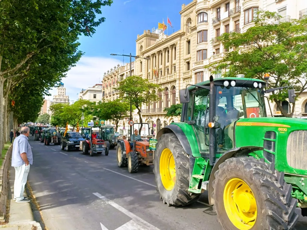 ⏯️ Un centenar de tractors es concentren a Lleida per exigir solucions davant la sequera