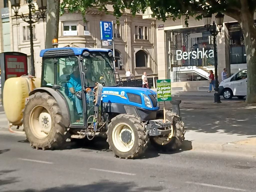 ⏯️ Un centenar de tractors es concentren a Lleida per exigir solucions davant la sequera
