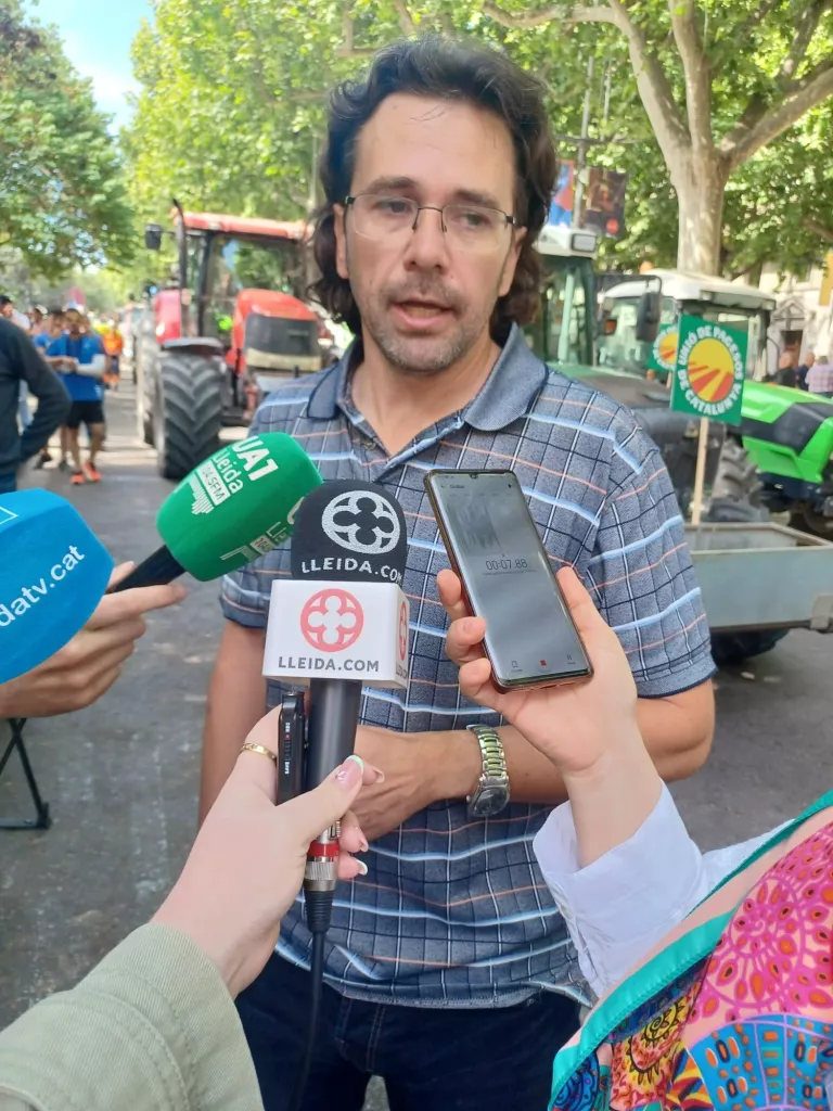 ⏯️ Un centenar de tractors es concentren a Lleida per exigir solucions davant la sequera