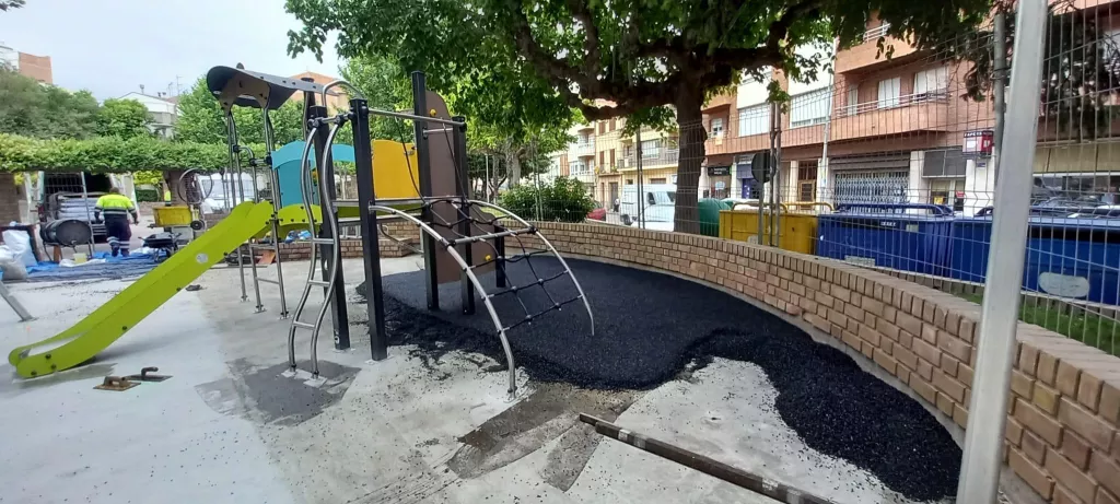 Bellpuig inverteix més de 27.000 euros en la renovació del parc infantil de la plaça Ramon Folch