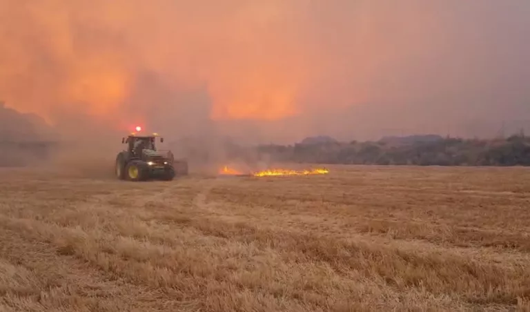 L’incendi de Castillonroy manté el dispositiu actiu i la carretera A-140 tallada entre Alfarràs i Tamarite de Litera