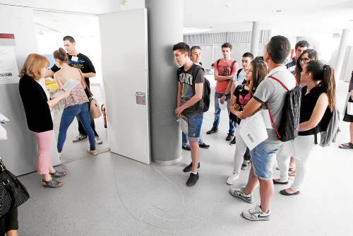 L'exigència de nota mínima de llengua abaixa un 50% la demanda a Magisteri