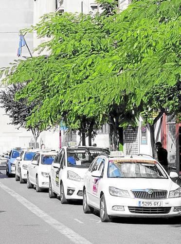 El sector denuncia la proliferació de taxis il·legals durant l'estiu