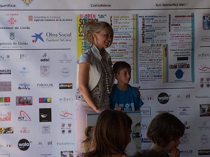 Montse Monjo, directora de Nexus, fent entrega dels premis