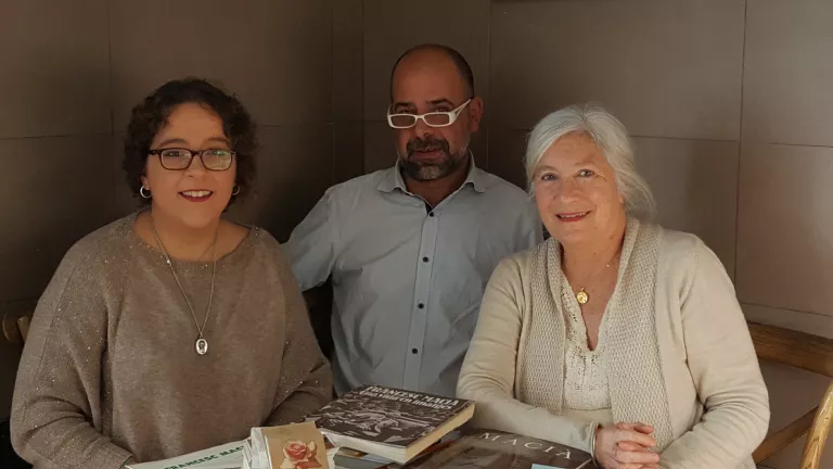 Coordinador i tècnica de l'Espai Macià, amb la besnéta del president Macià, Maria Teresa Pi-Sunyer, en el moment de la donació.