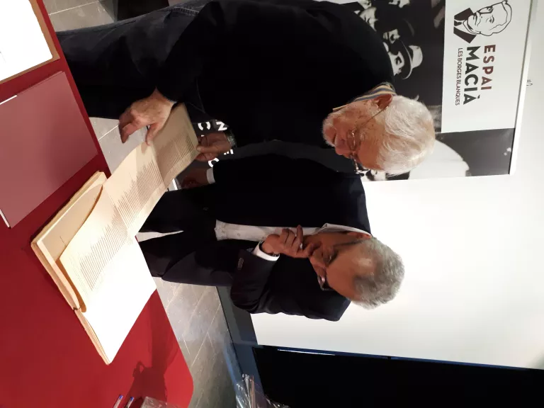 L'alcalde de les Borges Blanques, Enric Mir, i Joan Bellmunt consultant el llibre 'La Població de Catalunya de 1936'