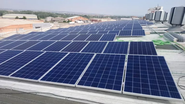 Plusfresc instal·la plaques fotovoltaiques a la seva central per reduir l’impacte ambiental