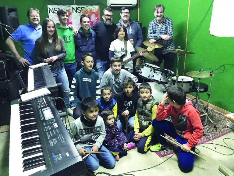 Assaig d'estudiants de música de l'escola de Castellserà amb Josep Maria Pons