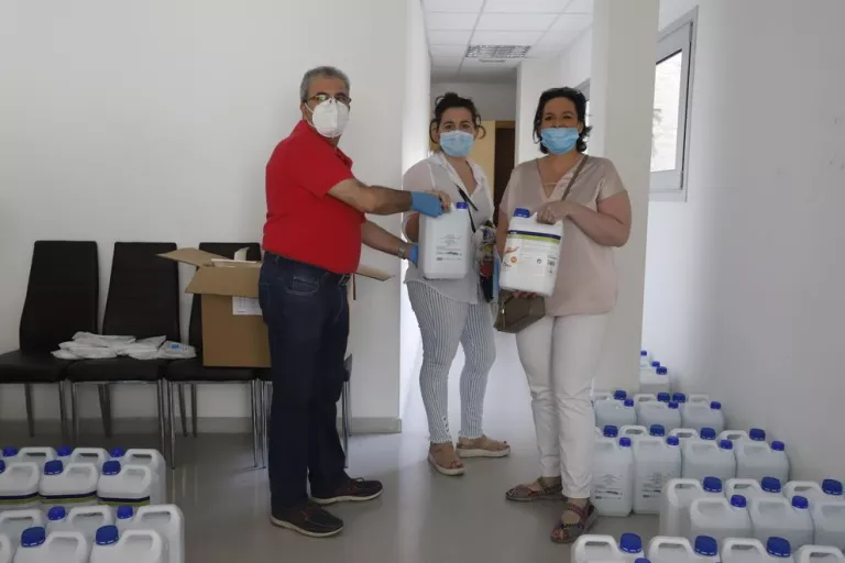 L’Eix Comercial reparteix guants, mascaretes i desinfectant als comerços