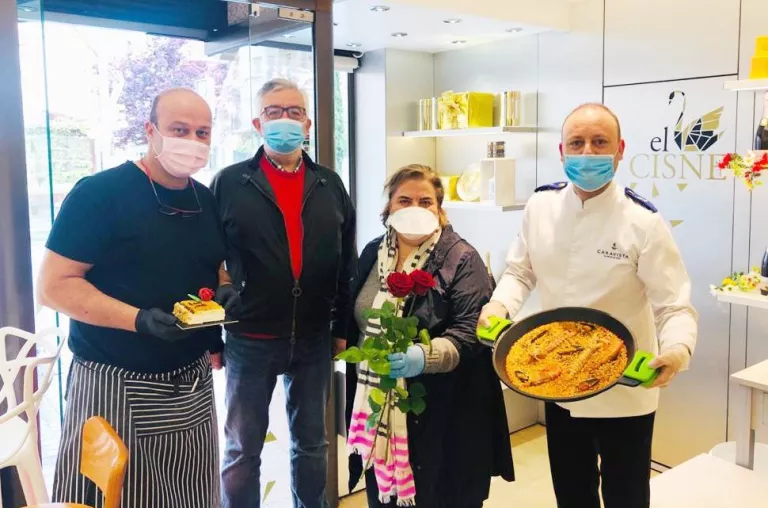 Rosa, paella i pastís al 'pack' de Sant Jordi de la Zona Alta