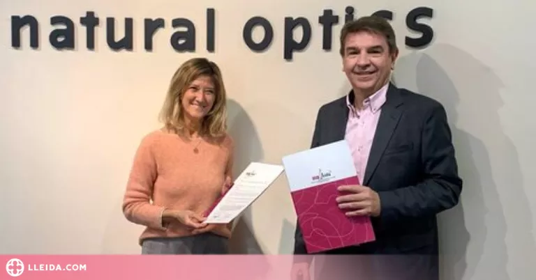 Preview La representant legal de Natural Òptics, Montse Solé Llort, amb el responsable de Promoció de l'IRBLleida, Josep Maria Bosch
