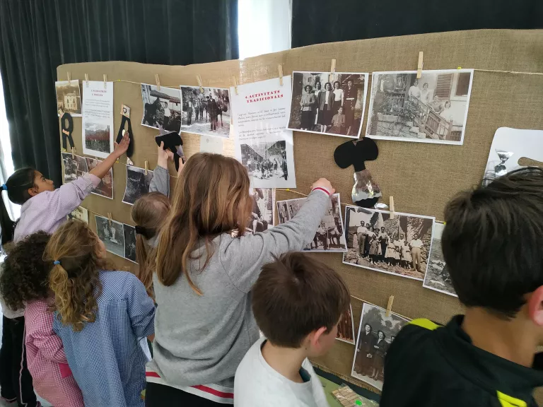 Els alumnes de la Vall Fosca exposen un centenar d’imatges familiars d’entre 1900 i 1950 amb els nens com a protagonistes