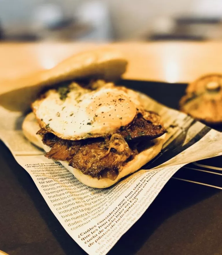 Rovellons amb cansalada, ou ferrat i maionesa de julivert