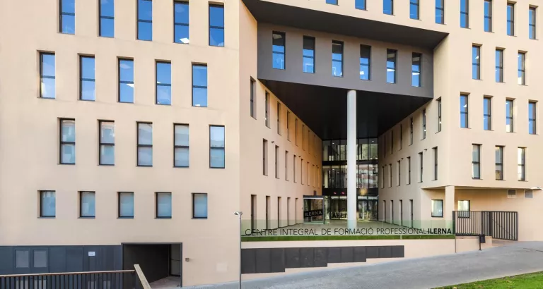 ILERNA Online ofereix Formació Professional a distància solidària davant el tancament d'escoles.