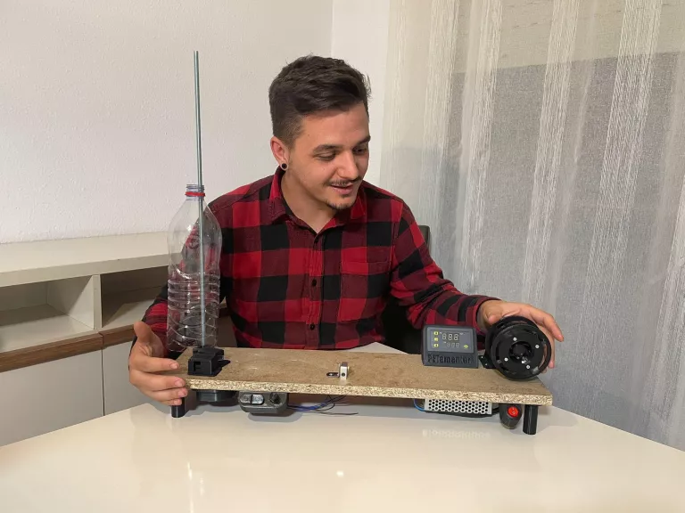 Filament per a impressores 3D fet amb ampolles de plàstic, projecte exemple d'economia circular