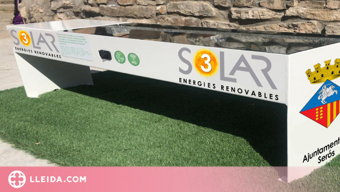 Banc Solar polivalent energèticament  autònom  per a carregar tot tipus de dispositius mòbils.