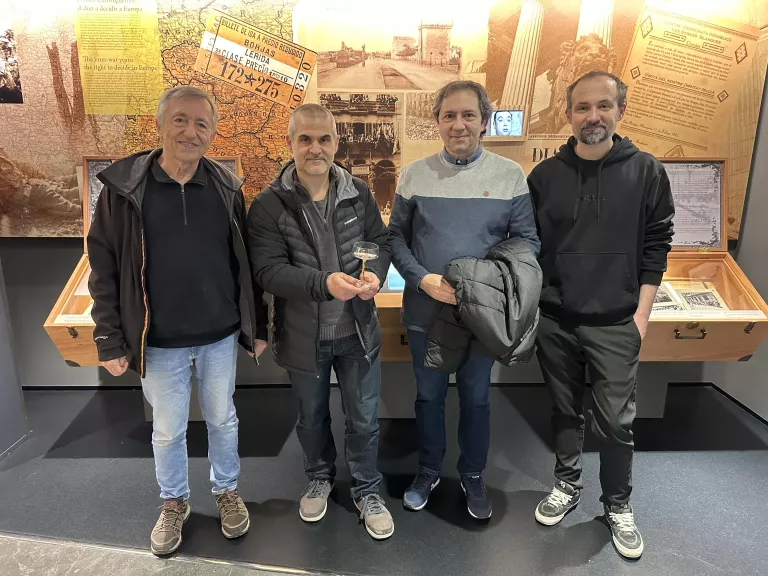 Donació a l'Espai Macià d'una copa de xampany històrica per part de la família de Joan Pedro Vidal ©AjBorgesBlanques