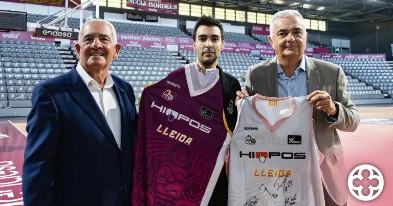 Entrega de les samarretes firmades ©Hiopos Lleida