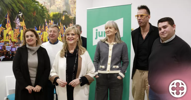 La portaveu de Junts a la Paeria, Violant Cervera, amb altres regidors i membres del partit ©Anna Berga