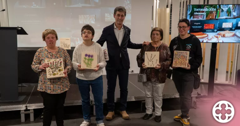 Ferran Alemany, gerent de l'empresa, i les guanyadores ©Anna Requena