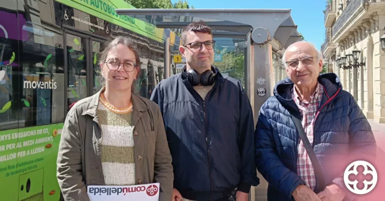 (D'esquerra a dreta) La regidora Laura Bergés, representants del comúdelleida, Niel Canovas i Francesc Bea