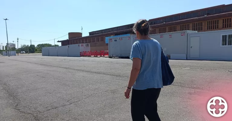 Laura Bergés, durant la visita al pavelló d'atenció als temporers ©Comú de Lleida