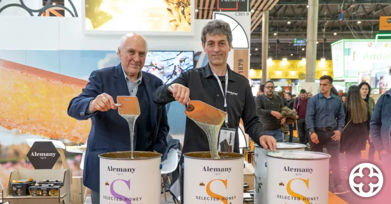 Ferran Alemany, gerent de l'empresa, i el seu pare, Miquel Alemany, donant a tastar les Mels Selecció a la Fira Alimentaria. Foto: Anna Requena