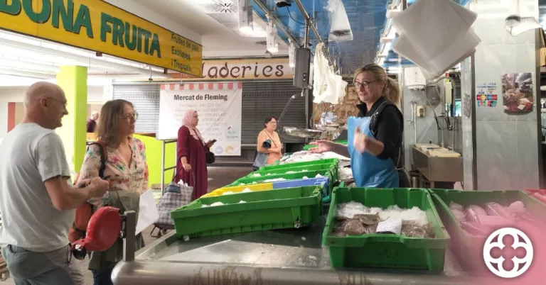 Laura Bergés parlant amb els paradistes del Mercat de Fleming ©Comú de Lleida