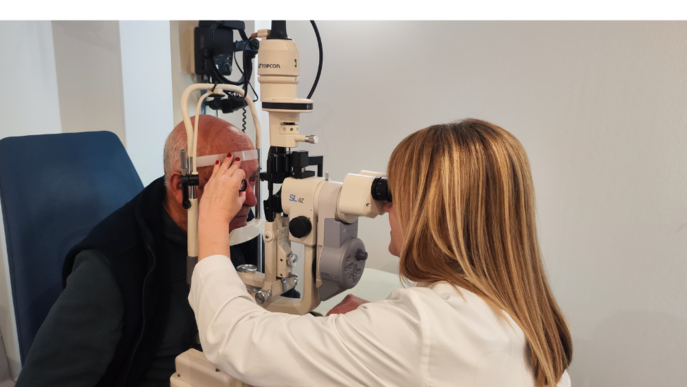 La Dra. Pallàs realitzant una prova diganòstica de glaucoma ©Clínica ILO Oftalmologia.