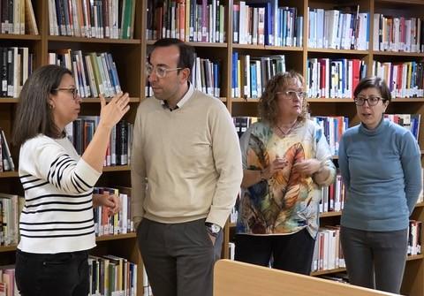 Xavier Palau visita la biblioteca de Pardinyes per veure els desperfectes ©PP Lleida
