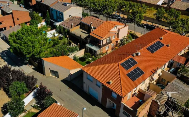 Becquel instal·la 70 panells solars per l'autoconsum de 18 habitatges residencials a Raïmat