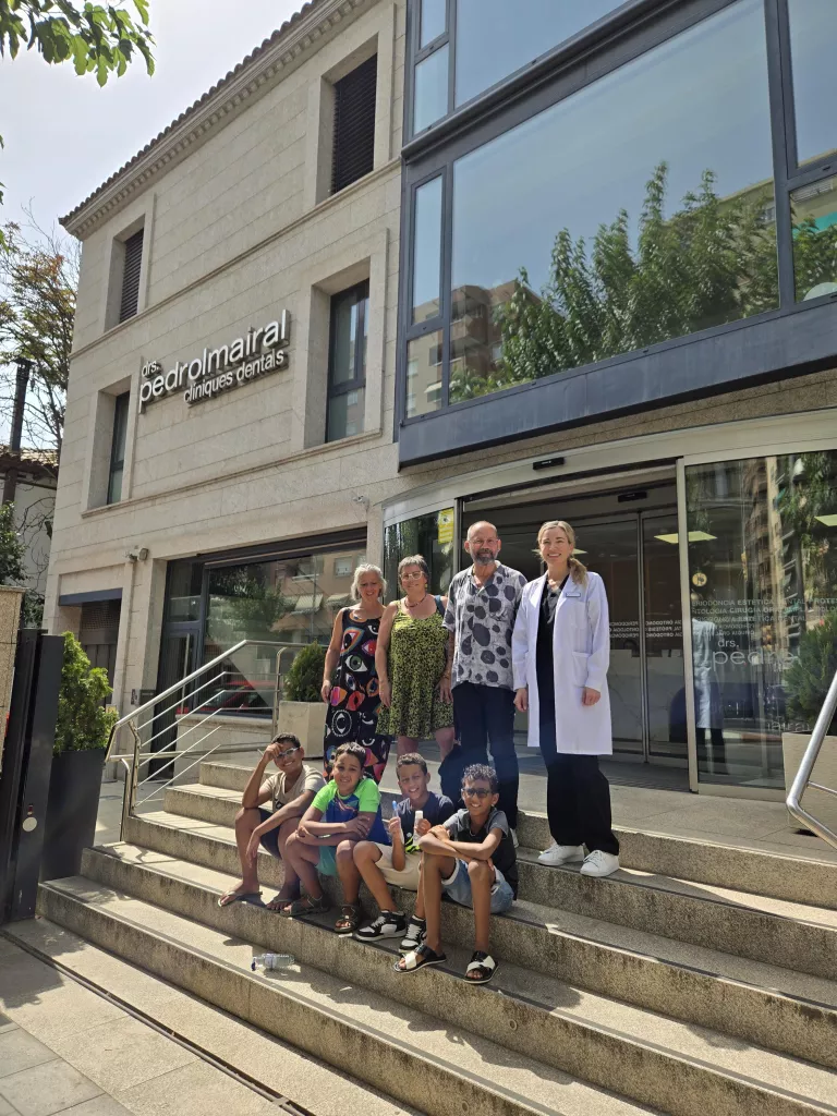 Ana Pedrol Mairal amb infants sahrauís del programa Vacances en Pau