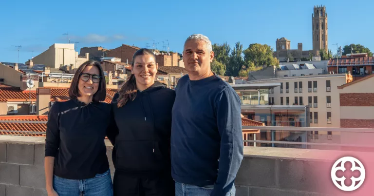 Lara Peris amb representants d'ILERNA i el club ©ILERNA