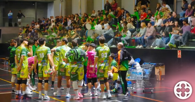 Imatge de l'equip amb l'afició de fons ©Rodi Balàfia Vòlei
