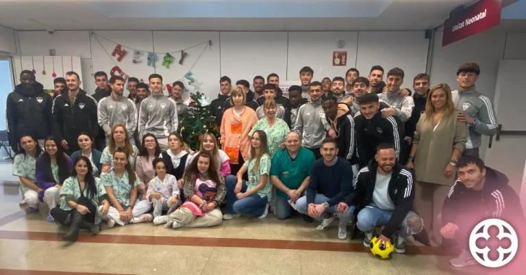 Plantilla del Lleida CF en la seva visita als nens i nenes ©Lleida CF