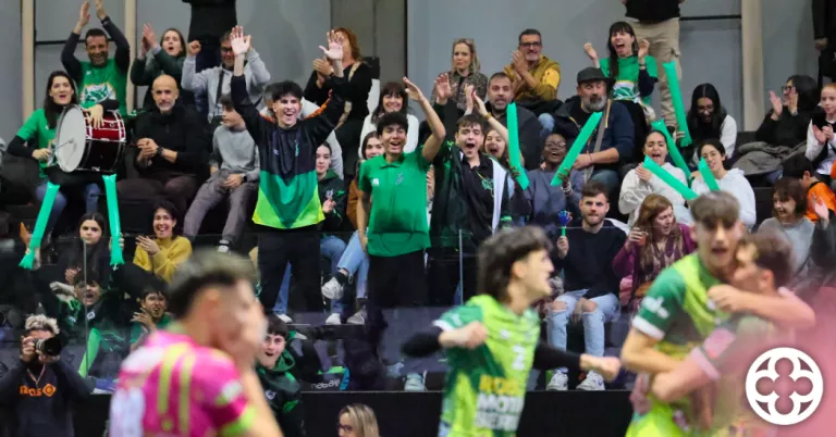 Jugadors del Balàfia Vòlei amb la afició de fons ©Mario Gascón