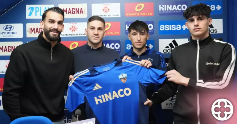 Imatge dels tres fitxatges amb el director esportiu ©Lleida CF