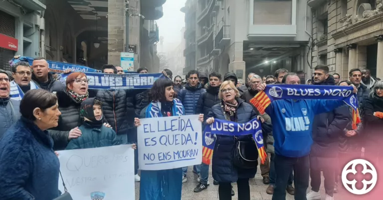 Imatge de la concentració de l'afició del Lleida CF ©Arnau Coma