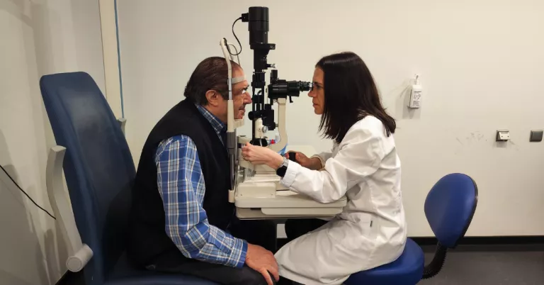 La Dra. Mayoral realitzant una prova diganòstica de glaucoma ©Clínica ILO Oftalmologia