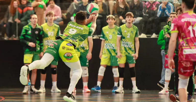 Foto de l'equip en una jugada contra el CEV L'Hospitalet ©RODI Balàfia Vòlei