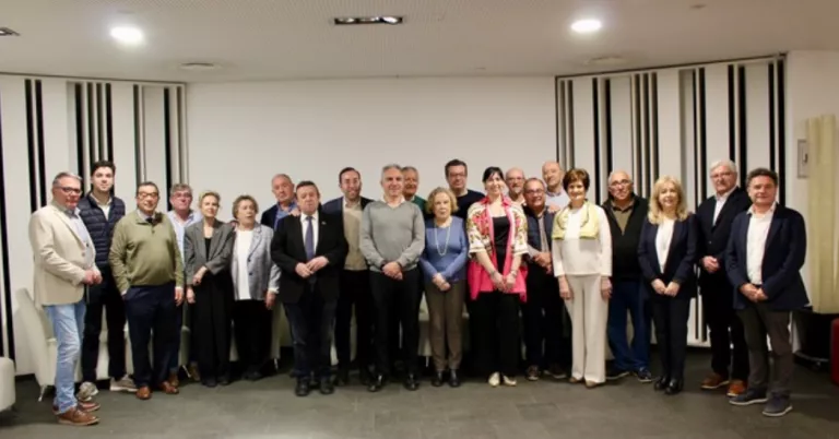 Xavier Palau en la reunió amb Elías Bendodo i els representants de la Federació de Cases i Centres Regionals de Lleids ©PP Lleida