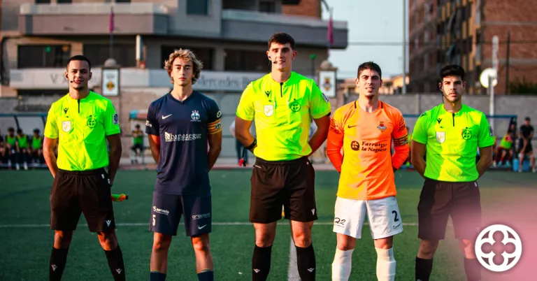 Els capitans dels dos equips amb l'equip arbitral ©Atlètic Lleida